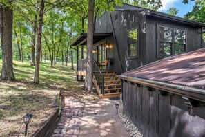 Exterior - Serene & Cozy Cabin + LAKE! Near Purina Farms, Hidden Valley & Six Flags (Pacific)