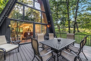 Outdoor dining - Serene & Cozy Cabin + LAKE! Near Purina Farms, Hidden Valley & Six Flags (Pacific)