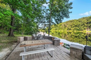Outdoor dining - Serene & Cozy Cabin + LAKE! Near Purina Farms, Hidden Valley & Six Flags (Pacific)