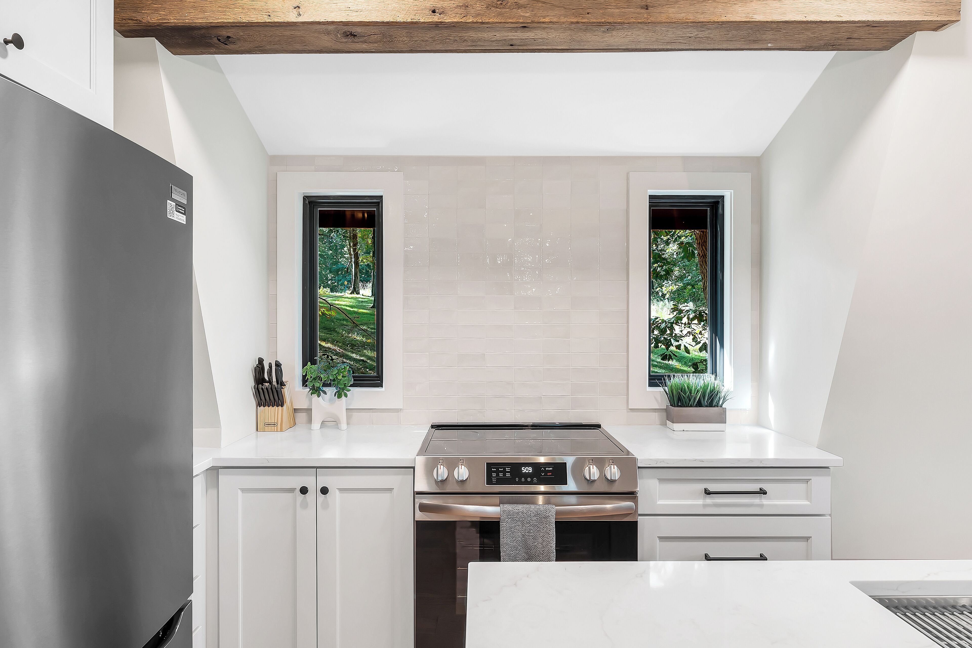 Réfrigérateur, four à micro-ondes, un four, surface de cuisson