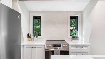 Réfrigérateur, four à micro-ondes, un four, surface de cuisson