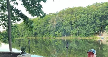 Serene & Cozy Cabin + LAKE! Near Purina Farms, Hidden Valley & Six Flags