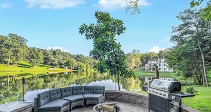 Serene & Cozy Cabin + LAKE! Near Purina Farms, Hidden Valley & Six Flags