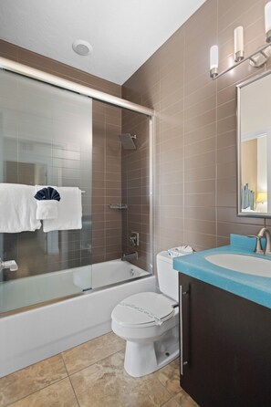 Hair dryer, towels, soap, toilet paper - The Beach Club at Siesta Key- 101E Condo (Sarasota)