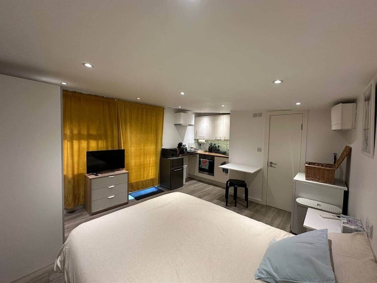 Cosy, Self-contained Guest House - London