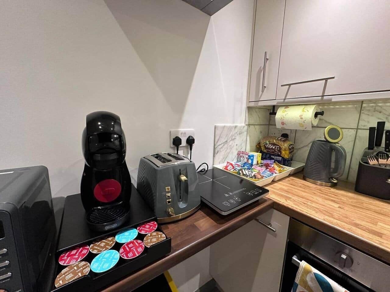 Geladeira, micro-ondas, fogão, cooktop