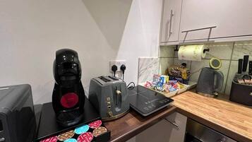 Geladeira, micro-ondas, fogão, cooktop