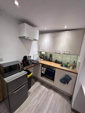 Fridge, microwave, oven, stovetop - Cosy, self-contained guest house (London)