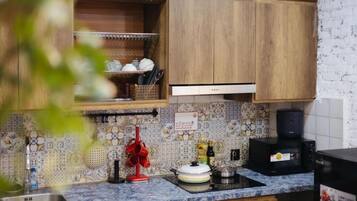 Perusstudio, kaupunkinäköala | Yksityinen keittiö | Minijääkaappi, mikroaaltouuni, liesi