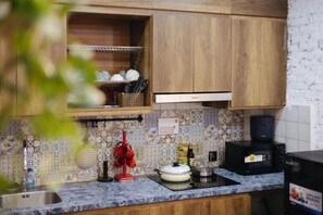 Perusstudio, kaupunkinäköala | Yksityinen keittiö | Minijääkaappi, mikroaaltouuni, liesi