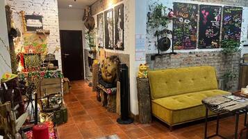 Eenvoudige studio, uitzicht op de stad | Interieur