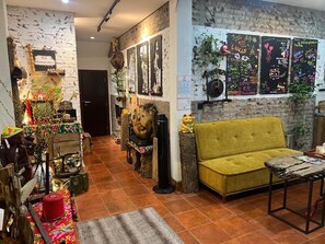 Eenvoudige studio, uitzicht op de stad | Interieur