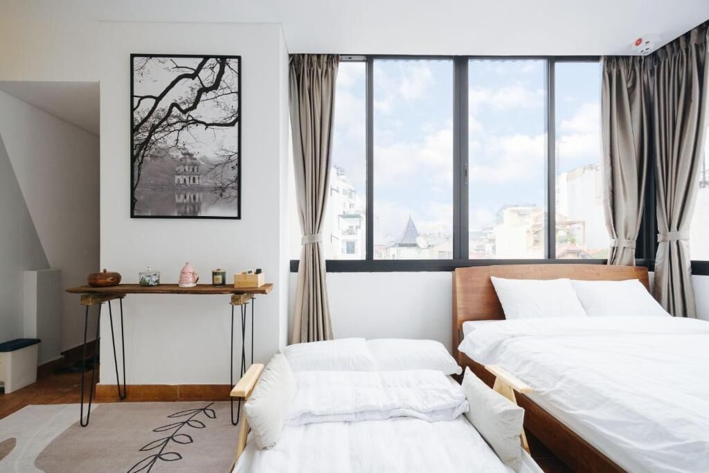 Eenvoudige studio, uitzicht op de stad | Een bureau, een laptopwerkplek, verduisterende gordijnen