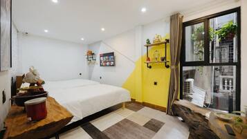 Perusstudio, kaupunkinäköala | Työpöytä, kannettavalle tietokoneelle sopiva työtila, pimennysverhot