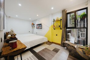 Perusstudio, kaupunkinäköala | Työpöytä, kannettavalle tietokoneelle sopiva työtila, pimennysverhot