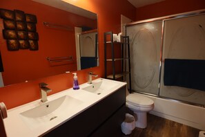 Shower, hair dryer, towels, soap - Fabulous 3-bedroom house with AC in peaceful Longmont, Colorado (Longmont)