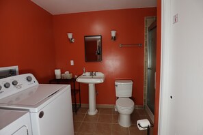 Shower, hair dryer, towels, soap - Fabulous 3-bedroom house with AC in peaceful Longmont, Colorado (Longmont)