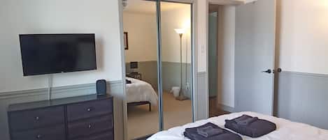 3 bedrooms, desk, iron/ironing board, free WiFi