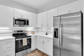 Fridge, microwave, oven, stovetop - New 1BR at Heart of Oaklawn Near Uptown Med District-EV Charger (Dallas)