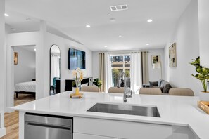 1 bedroom, desk, iron/ironing board, free WiFi - New 1BR at Heart of Oaklawn Near Uptown Med District-EV Charger (Dallas)