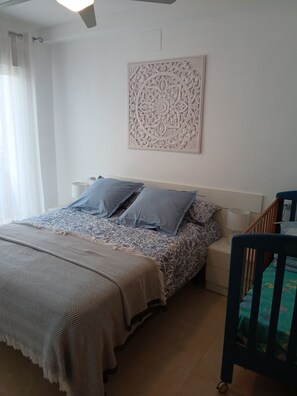 3 habitaciones, tabla de planchar con plancha, internet y ropa de cama 