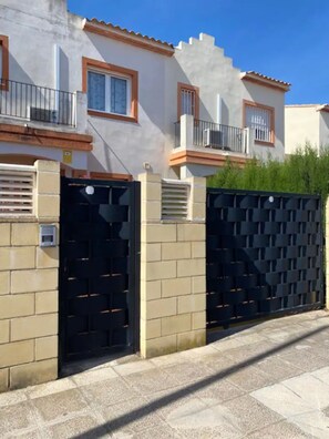 Exterior - House Dénia Spain, 500m from the sea, 3 bedrooms, terrace, shared pool (Dénia)