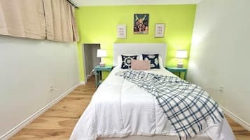 Schreibtisch, BĂŒgeleisen/BĂŒgelbrett, WLAN, BettwĂ€sche