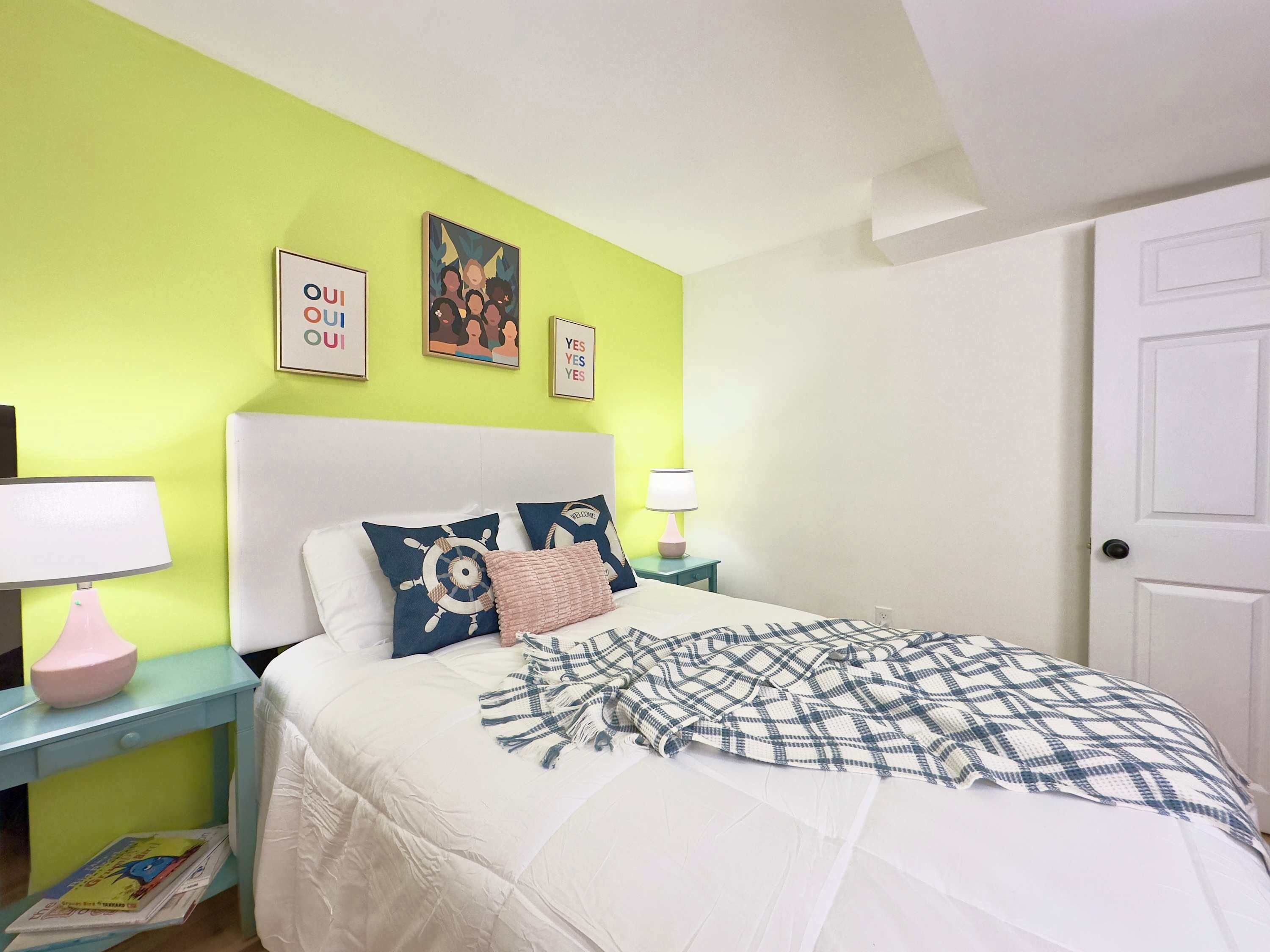 Desk, iron/ironing board, WiFi, bed sheets