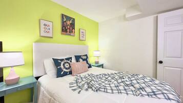 Desk, iron/ironing board, WiFi, bed sheets