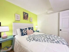 Una scrivania, ferro/asse da stiro, Wi-Fi, lenzuola