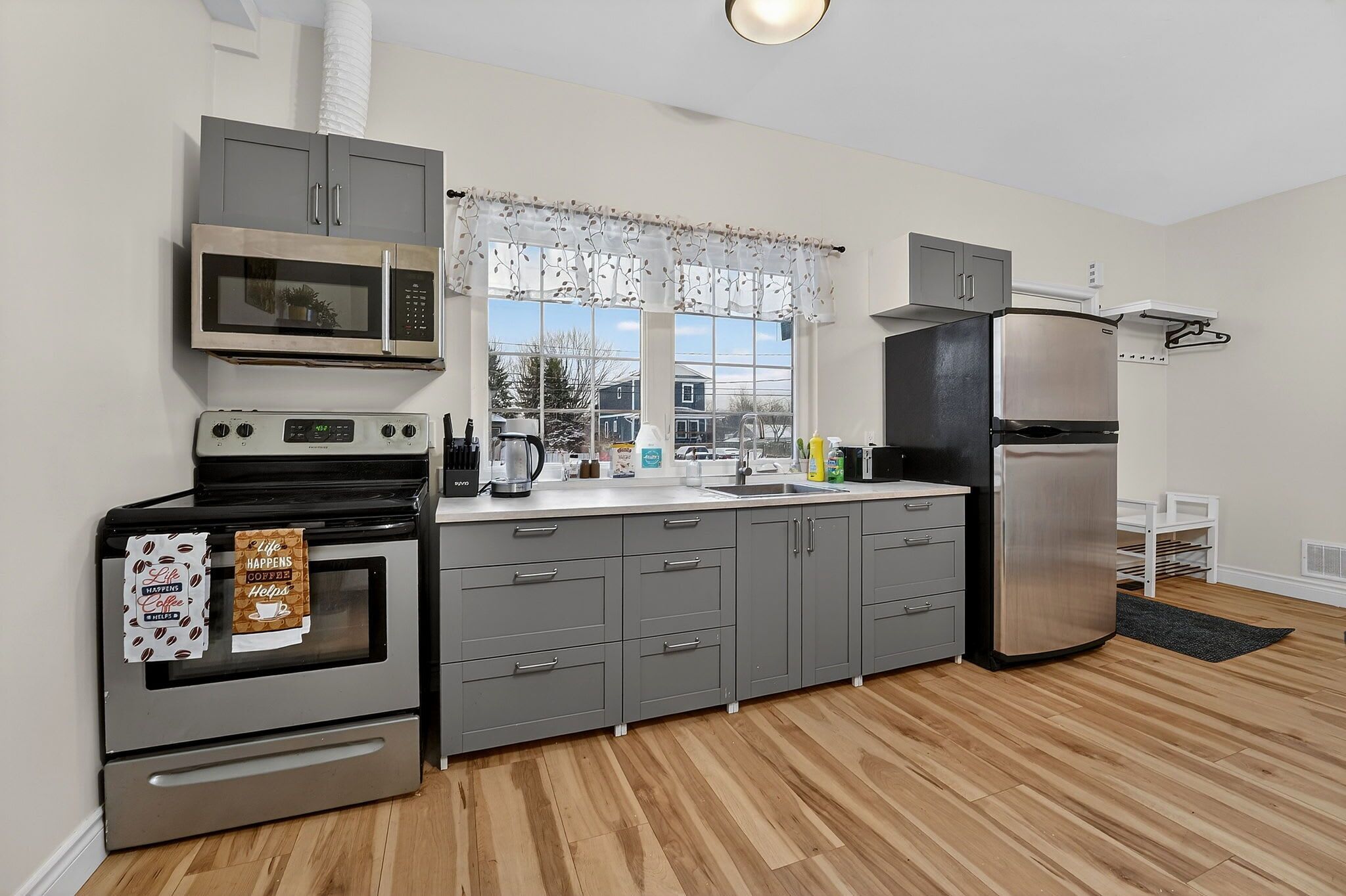 雪櫃、微波爐、焗爐、爐具