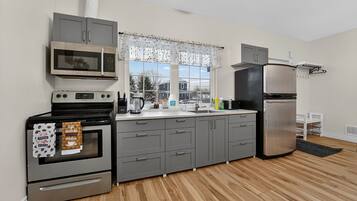 雪櫃、微波爐、焗爐、爐具