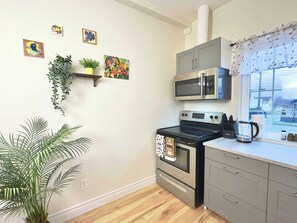 Fridge, microwave, oven, stovetop - Bright 2 Bdr Unit Near Canal, Beach & Wineries (Port Colborne)