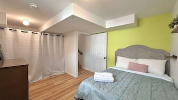 Työpöytä, silitysrauta/-lauta, Wi-Fi, vuodevaatteet