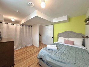 Työpöytä, silitysrauta/-lauta, Wi-Fi, vuodevaatteet