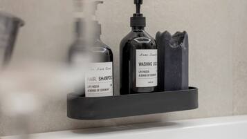 Dusche, Haartrockner, Bidet, Handtücher