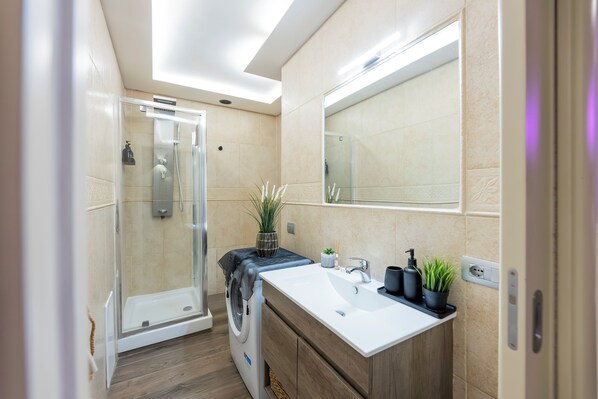 Douche, sèche-cheveux, bidet, serviettes fournies