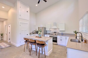 Microwave, oven, stovetop, dishwasher - 2-bedroom house in fantastic Asheville. Pet-Friendly Asheville Retreat w/Hot Tub (Asheville)