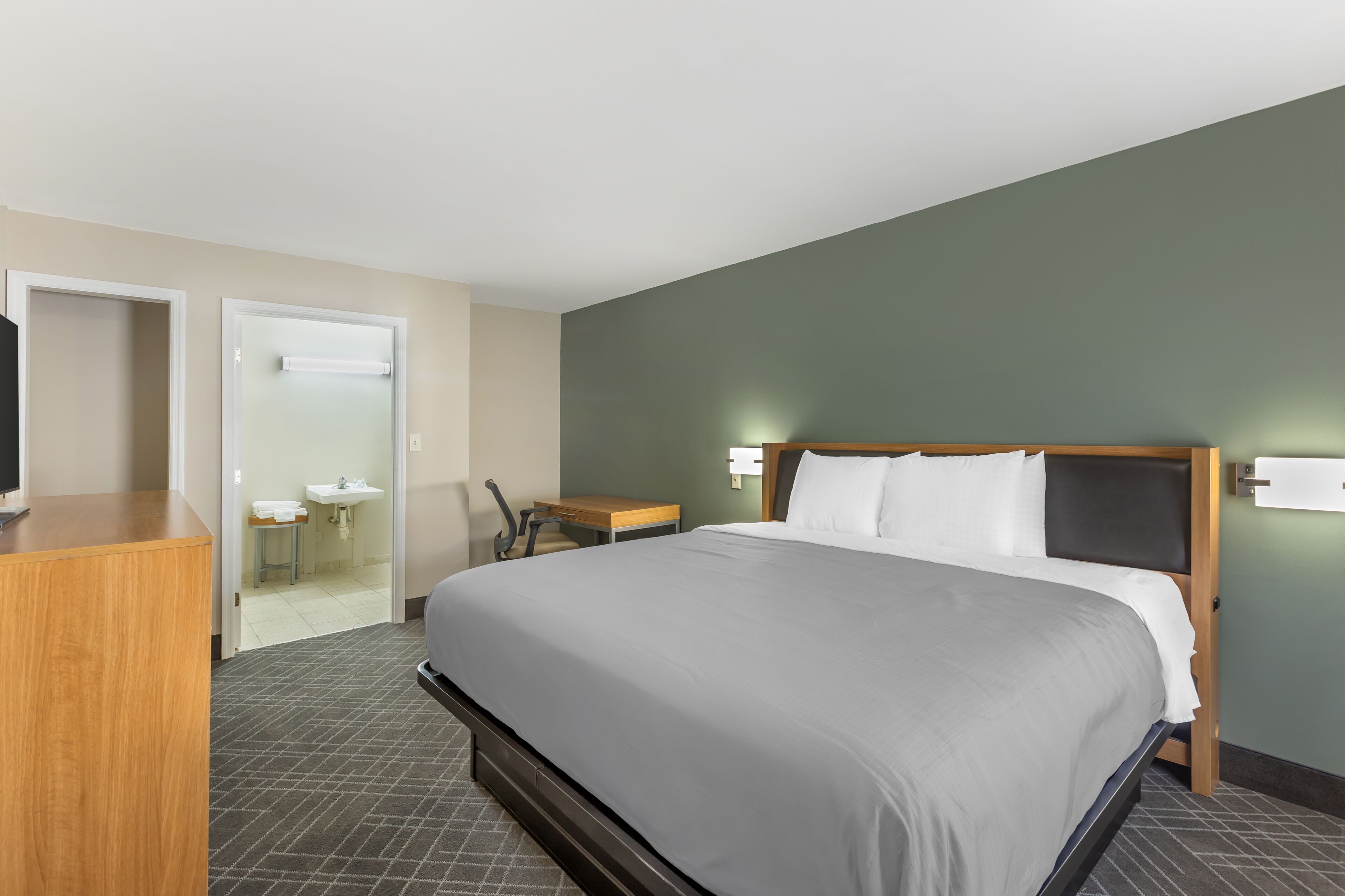 Room, 1 King Bed | Desk, laptop workspace, free WiFi, bed sheets