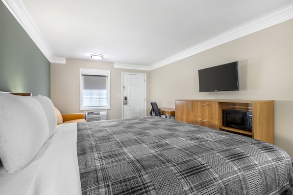 Suite, 1 Tempat Tidur King dengan tempat tidur Sofa | Meja kerja, ruang kerja ramah laptop, Wi-Fi gratis, dan seprai linen