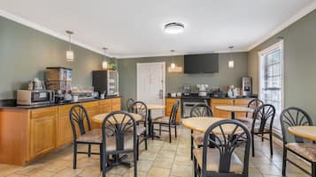 Tägliches inbegriffenes kontinentales Frühstück