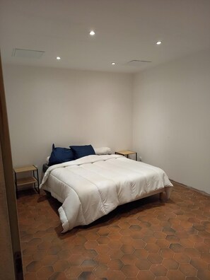 Internet, bed sheets - Chez Hugo. (molieres)