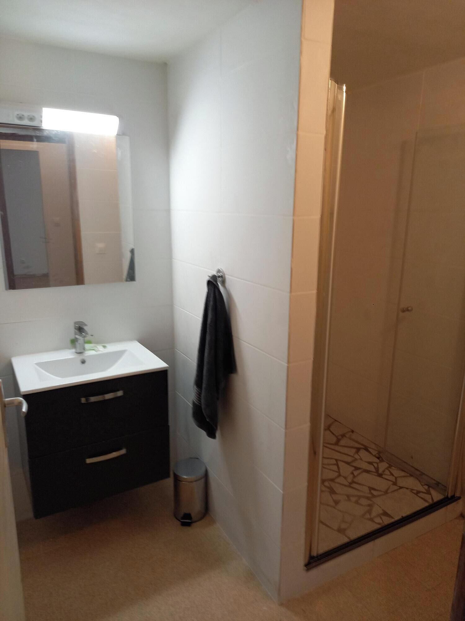 Douche, serviettes fournies, papier de toilette
