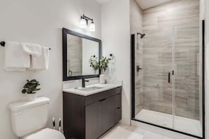 Shower, hair dryer, towels, shampoo - Downtown Walkable 1 Bed Apt (Cincinnati)