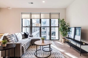 TV, offices - 1 Bed Apt with lounge, Pool, 24/7 Gym (Cincinnati)