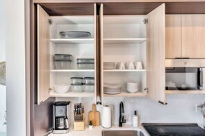 Geladeira, micro-ondas, fogão, cooktop