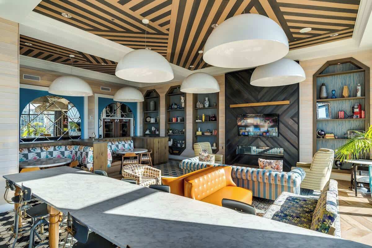 Un intérieur moderne comprenant un coin repas, un espace salon et une cuisine.