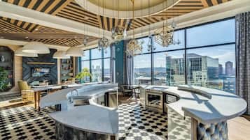 Una cocina moderna con una isla curva, ventanas amplias y vistas a la ciudad.