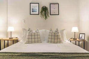 Escritorio, tabla de planchar con plancha, wifi y ropa de cama 