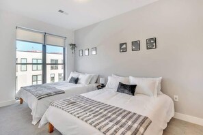 2 bedrooms, iron/ironing board, WiFi, bed sheets - Downtown Apt Steps from Dining-3 beds (Cincinnati)